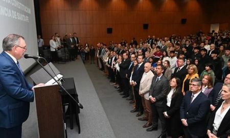 Felipe Michlig tomó juramento por la nueva Carta Magna santafesina. Felipe Michlig tomó juramento por la nueva Carta Magna santafesina.