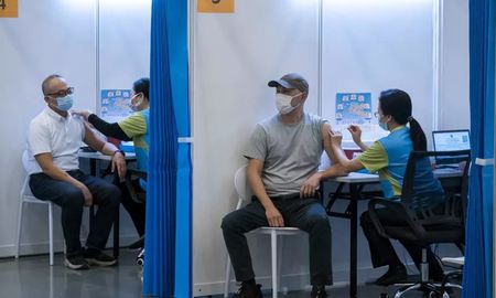 Hong Kong lanzó este viernes su campaña de vacunación contra el covid-19 Paul Yeung POOL/AFP Hong Kong lanzó este viernes su campaña de vacunación contra el covid-19 Paul Yeung POOL/AFP