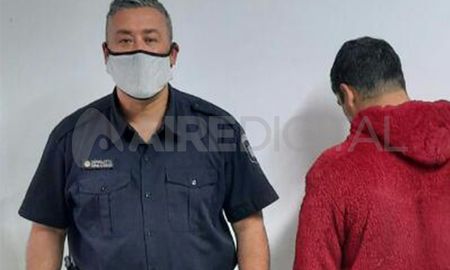 La policía persiguió y detuvo a un joven de 24 años que escapó de una fábrica donde estaba robando junto a varis cómplices. La policía persiguió y detuvo a un joven de 24 años que escapó de una fábrica donde estaba robando junto a varis cómplices.