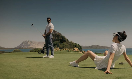 La escena en cuestión ocurre al comienzo de la película, cuando Laura y Massimo están en un campo de golf. La escena en cuestión ocurre al comienzo de la película, cuando Laura y Massimo están en un campo de golf.