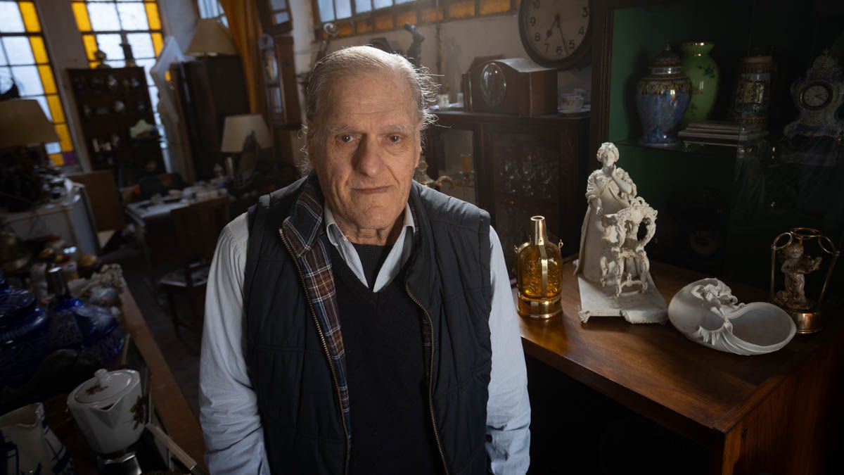 Carlos Betella, el vecino de barrio Candioti que mantiene viva la memoria. Carlos Betella, el vecino de barrio Candioti que mantiene viva la memoria.