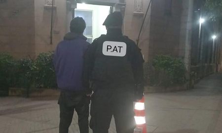 Un joven de 24 años fue aprehendido en las primeras horas de este lunes tras sustraer varias botellas de un comercio en la zona oeste de la ciudad de Santa Fe. Un joven de 24 años fue aprehendido en las primeras horas de este lunes tras sustraer varias botellas de un comercio en la zona oeste de la ciudad de Santa Fe.