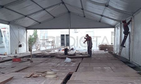 La construcción de la carpa se vio retrasada por la tormenta. La construcción de la carpa se vio retrasada por la tormenta.