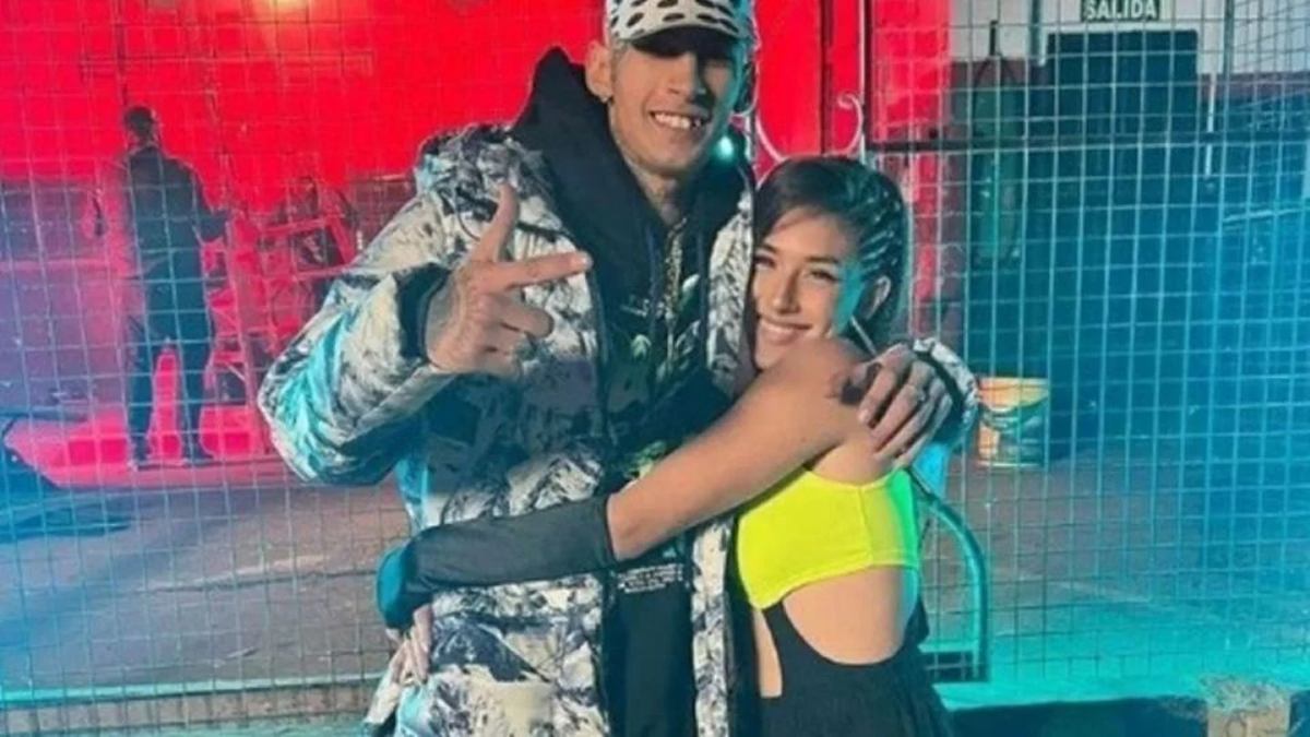 L-Gante fue visto con una de sus bailarinas en un hotel.