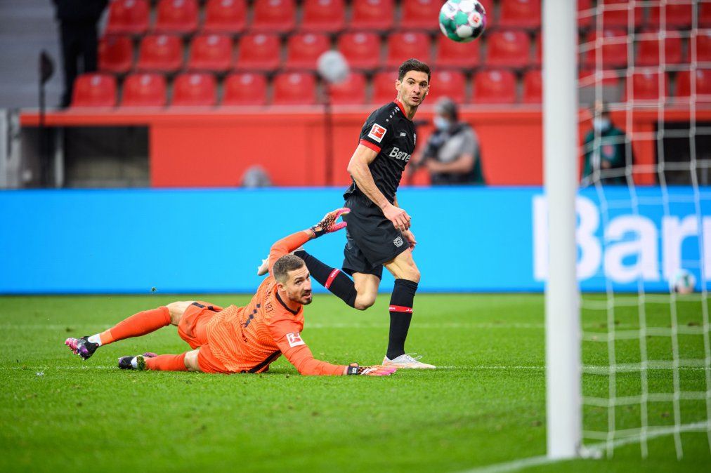 Lucas Alario convirtió un tanto en la victoria del Bayer Leverkusen ante el Eintracht Frankfurt por la Bundesliga.
