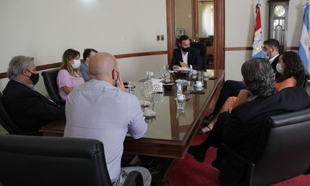 En la ronda de reuniones que el ministro de Gobierno, Roberto Sukerman, mantiene con fuerzas opositoras, confirmó que en Santa Fe se realizarán las Paso y Generales unificadas con las elecciones nacionales, tal cual estaba previsto. En la ronda de reuniones que el ministro de Gobierno, Roberto Sukerman, mantiene con fuerzas opositoras, confirmó que en Santa Fe se realizarán las Paso y Generales unificadas con las elecciones nacionales, tal cual estaba previsto.