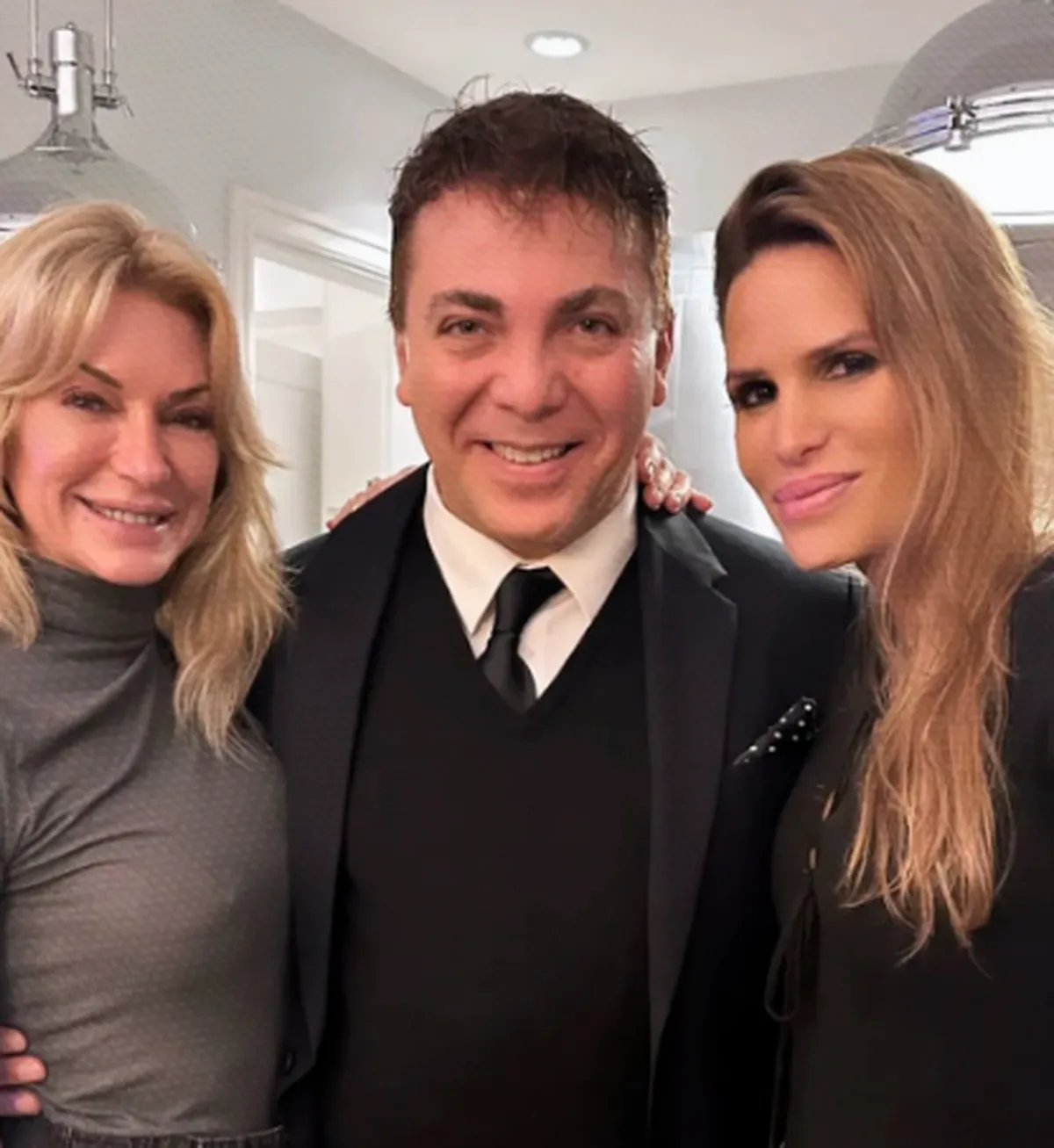 Cristian Castro se fotografió con Yanina y Diego Latorre y abusó con el filtro. Cristian Castro se fotografió con Yanina y Diego Latorre y abusó con el filtro.