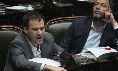 La oposición quiso destrabar la presidencia de la Comisión Libra, pero Martín Menem le puso un freno y quedó pendiente. La oposición quiso destrabar la presidencia de la Comisión Libra, pero Martín Menem le puso un freno y quedó pendiente.
