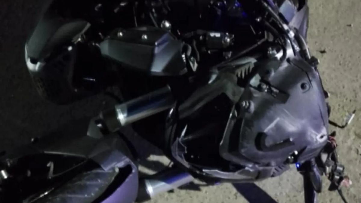 La motocicleta de la víctima fatal del accidente en Berisso.