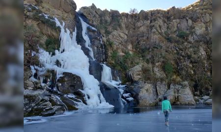 Descubrí una cascada soñada en Córdoba que en invierno se convierte en un muro de hielo. Descubrí una cascada soñada en Córdoba que en invierno se convierte en un muro de hielo.