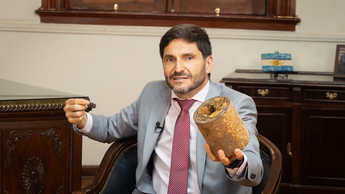 Maximiliano Pullaro mostró durante la entrevista con AIRE cómo están los caños de agua de la ciudad de Santa Fe que se están reemplazando. Maximiliano Pullaro mostró durante la entrevista con AIRE cómo están los caños de agua de la ciudad de Santa Fe que se están reemplazando.