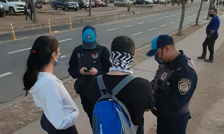 Córdoba endureció el control del aislamiento obligatorio y las medidas de prevención por la pandemia y multará con cifras elevadas a quienes no las respeten. Córdoba endureció el control del aislamiento obligatorio y las medidas de prevención por la pandemia y multará con cifras elevadas a quienes no las respeten.