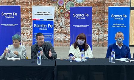 El gobierno de Santa Fe volvió a reunirse con representantes de diferentes organizaciones sociales, con presencia en todo el territorio santafesino, con el objetivo de mantener un espacio de diálogo donde discutir problemáticas. El gobierno de Santa Fe volvió a reunirse con representantes de diferentes organizaciones sociales, con presencia en todo el territorio santafesino, con el objetivo de mantener un espacio de diálogo donde discutir problemáticas.