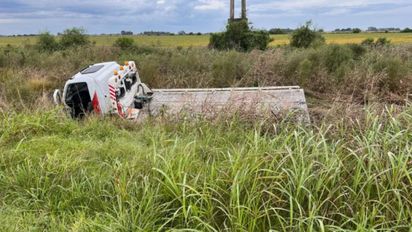 Accidente en Ruta Nacional 11: un camión cayó en una zanja tras reventar un neumático