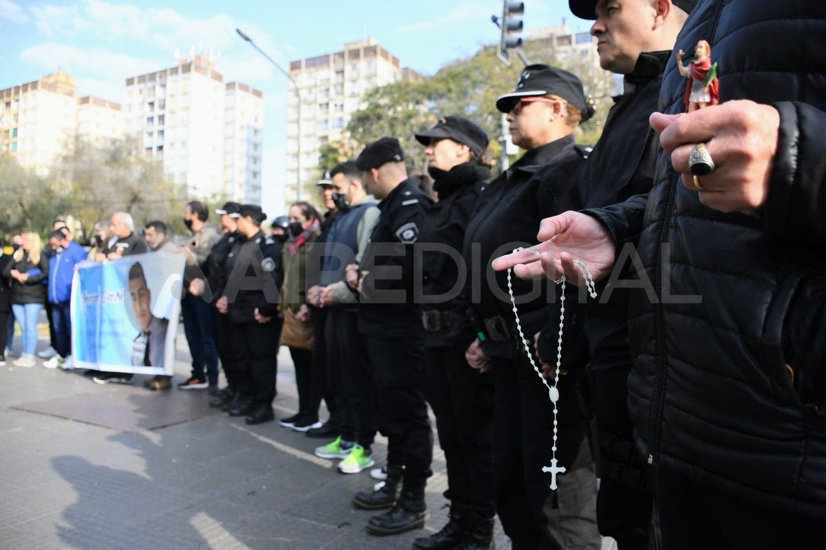 Efectivos policiales que participaron de la manifestación manifestaron su profundo pesar por lo ocurrido.