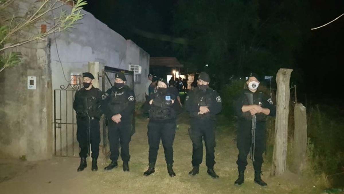 El dispositivo policial montado en la vivienda de la calle 20 al 5320 donde la joven fue asesinada&nbsp;