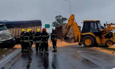 Un tractor pala de la comuna de Chabás debió intervenir para retirar los cereales que estaban sobre la ruta Un tractor pala de la comuna de Chabás debió intervenir para retirar los cereales que estaban sobre la ruta