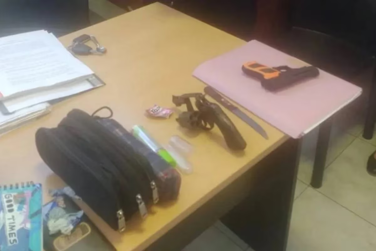 Dentro de la mochila, llevaba un revólver calibre 38, un cuchillo de cocina y un arma de juguete.