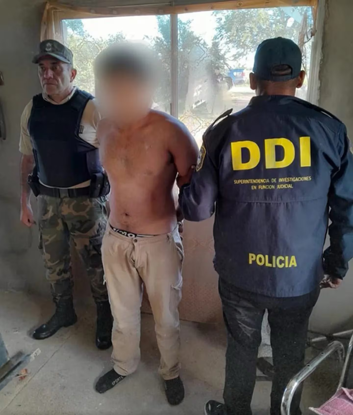 Tras haberse investigado el crimen, fueron detenidos tres hermanos de Mendicoff y a un cuarto hombre. Tras haberse investigado el crimen, fueron detenidos tres hermanos de Mendicoff y a un cuarto hombre.