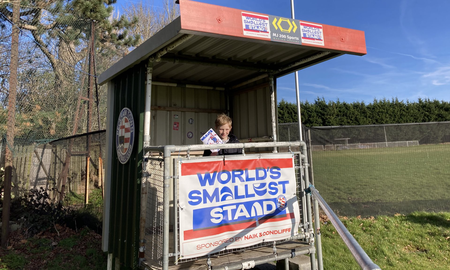 Este es el equipo de Inglaterra con la tribuna de fútbol más chica del mundo Este es el equipo de Inglaterra con la tribuna de fútbol más chica del mundo