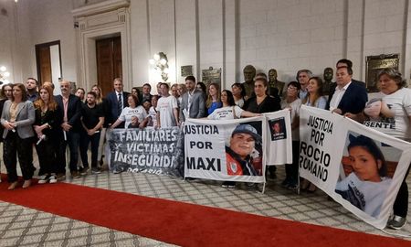 Familiares de víctimas de delitos acompañaron el tratamiento de la ley. Familiares de víctimas de delitos acompañaron el tratamiento de la ley.