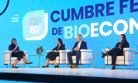 La Cumbre Federal de Bioeconomía busca constituirse como una instancia de jerarquía referencial, anual y federal que contribuya a transformar a la bioeconomía en una política de Estado. La Cumbre Federal de Bioeconomía busca constituirse como una instancia de jerarquía referencial, anual y federal que contribuya a transformar a la bioeconomía en una política de Estado.
