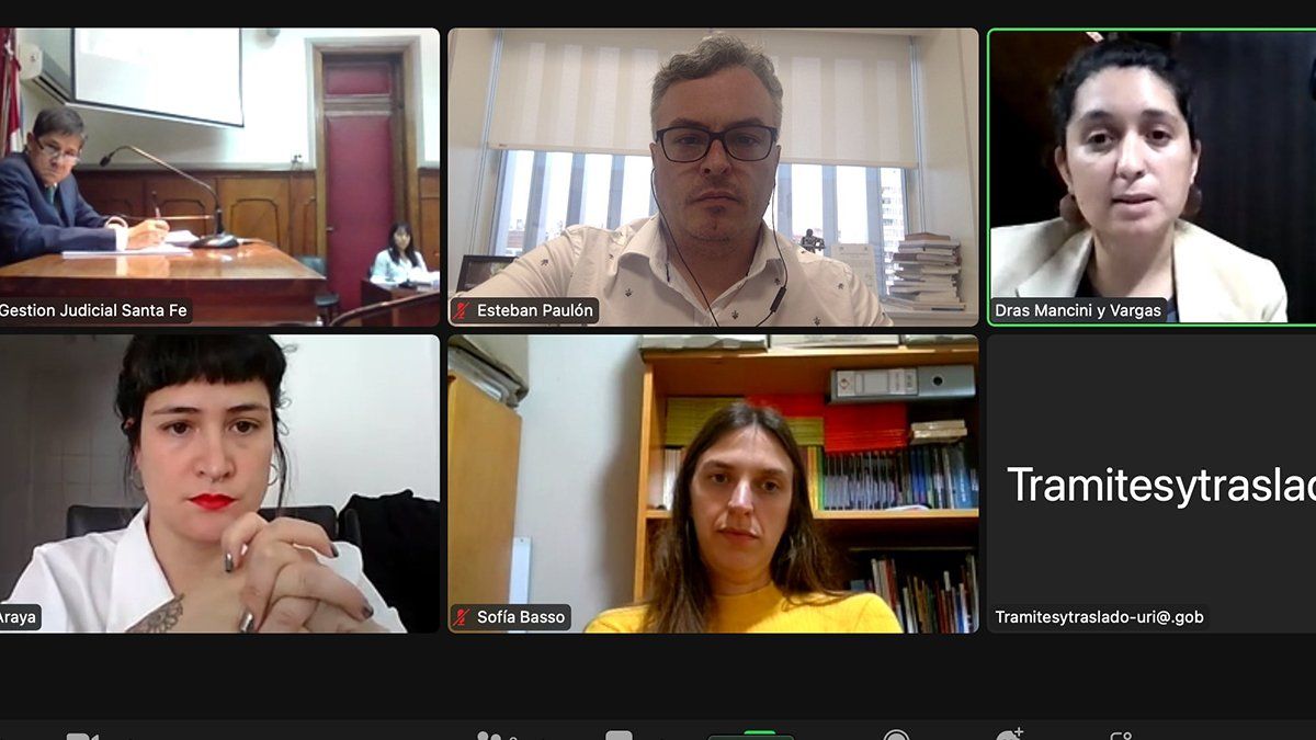 La querella presenció la audiencia por videoconferencia.