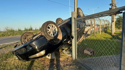 Impactante vuelco de un auto de alta gama en Avenida Circunvalación Oeste de Santa Fe