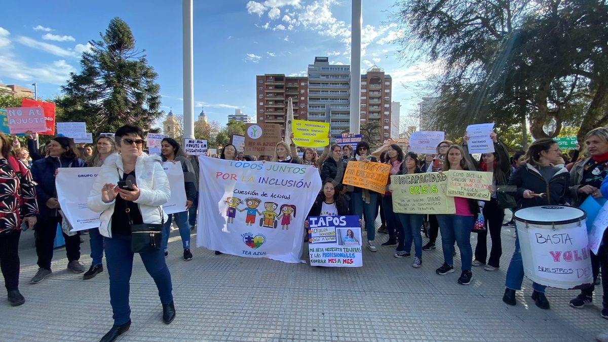 La semana pasada, profesionales de la salud y transportistas, se concentraron en Plaza de Mayo para reclamar el pago de haberes de las obras sociales por tratamientos brindados a pacientes con discapacidades.