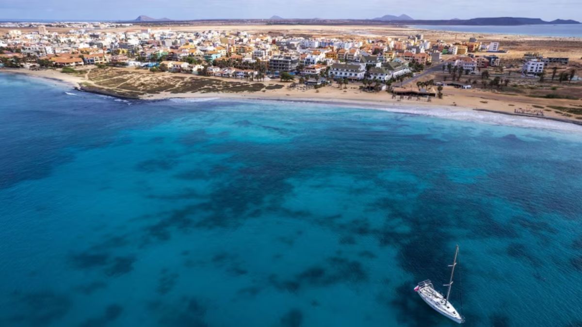 La playa Antonio Sousa en Santa María, una de las ciudades de Cabo Verde. La playa Antonio Sousa en Santa María, una de las ciudades de Cabo Verde.