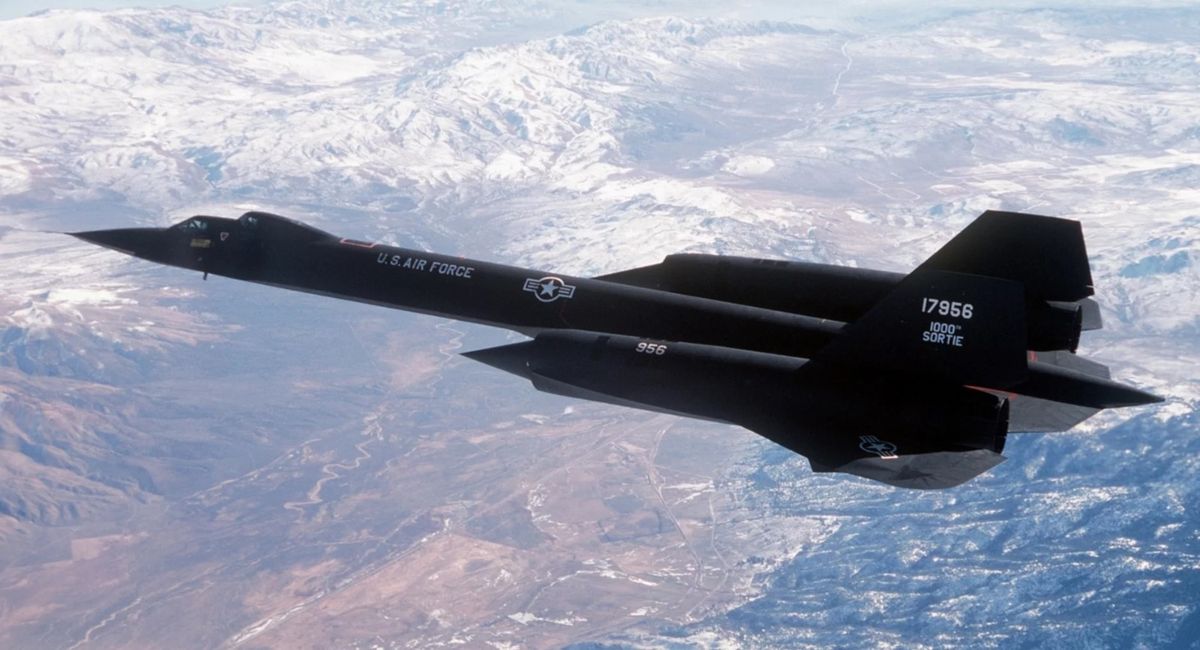 El Mirlo debe su nombre, en parte, a su inconfundible aspecto negro azabache aunque, técnicamente, el SR-71 estaba pintado de un tono llamado Emissivity Black, mezclado con bolas microscópicas de ferrita de hierro, que disipaban las señales de radar y de calor. El Mirlo debe su nombre, en parte, a su inconfundible aspecto negro azabache aunque, técnicamente, el SR-71 estaba pintado de un tono llamado Emissivity Black, mezclado con bolas microscópicas de ferrita de hierro, que disipaban las señales de radar y de calor.