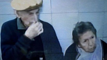 Una pareja de ancianos fue abandonada en un bar de Rosario por uno de sus hijos
