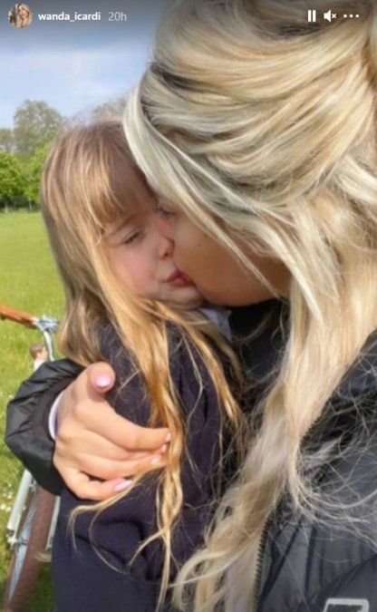 La foto de Wanda Nara besando a su hija en la boca.