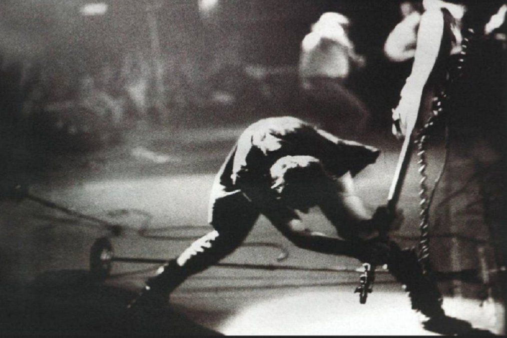 Paul Simonon se desplazaba sobre el escenario enardecido