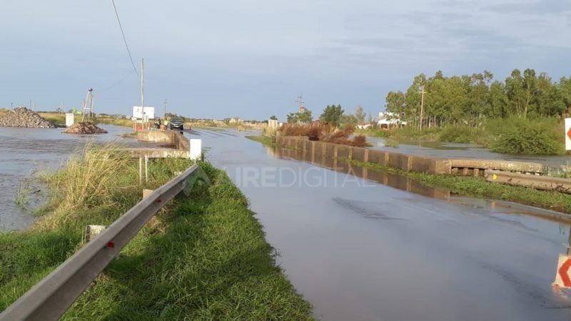 El arroyo Los Padres desbordó y complica el tránsito en la ruta nacional 11, al sur de Sauce Viejo
