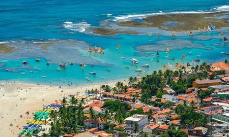 El ecosistema de arrecifes de Porto de Galinhas permite que los turistas interactúen con la fauna marina en aguas que promedian los 26°C durante todo el año.