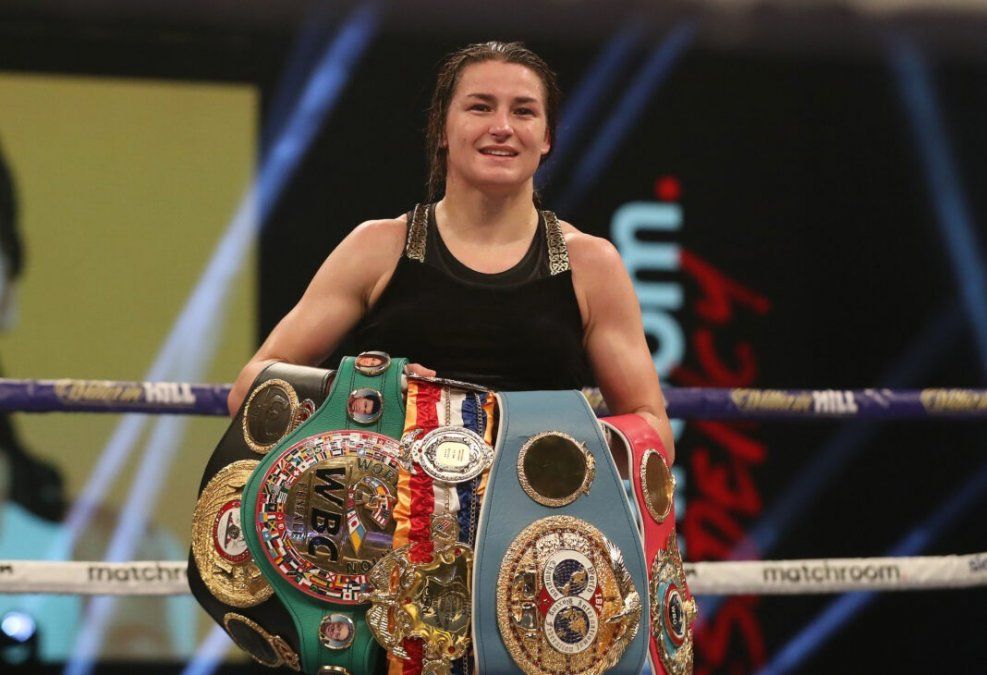 La irlandesa Katie Taylor poseía las coronas livianas AMB-FIB-OMB y, el 1 de junio de 2019, en el Madison neoyorquino, le GPP 10 (mayoritario) a la belga Delfine Persoon, agregó la del CMB y tuvo los cuatro cinturones de las 135 libras o 61,235 kilos.