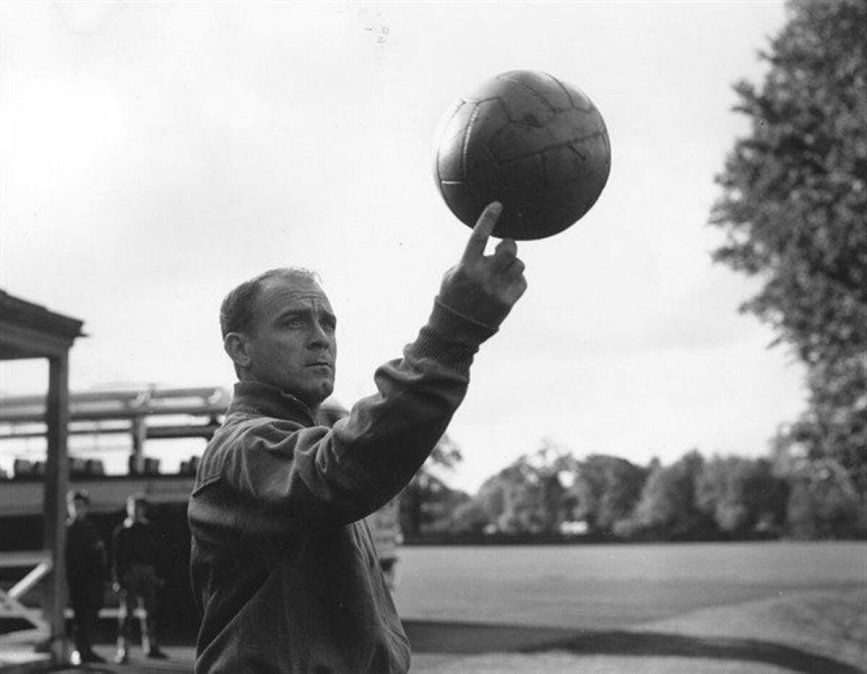 Alfredo Di Stéfano cumpliría 97 años en el día de hoy. Es considerado uno de los mejores jugadores de todos los tiempos.