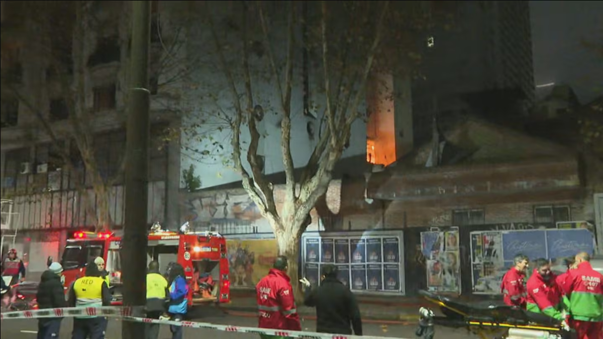 Ocurrió en la avenida Paseo Colón 528 y una de las personas fue trasladada hacia un hospital por inhalación de monóxido de carbono.