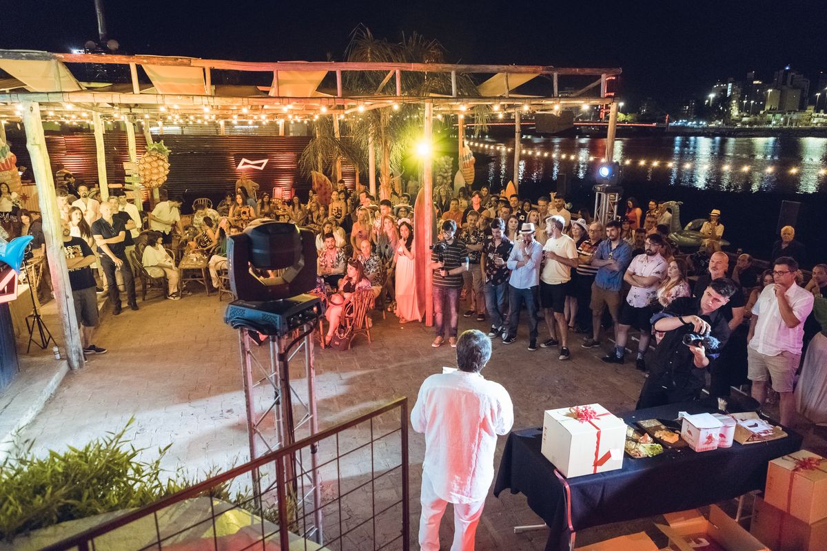 Luis Mino, director de Aire de Santa Fe, fue el primero en hablar a su equipo.