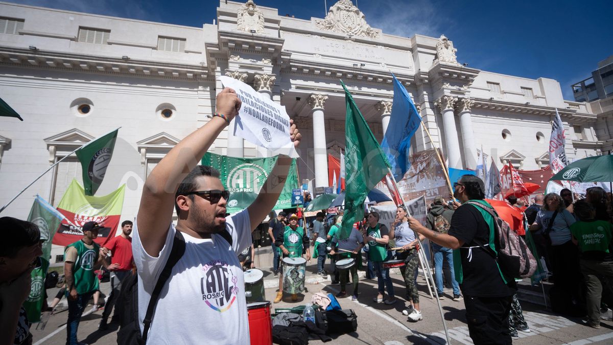 Este jueves, en el marco de una nueva reunión paritaria con el gobierno, el secretario general de Amsafé, Rodrigo Alonso, alertó que, con la aplicación de la reforma jubilatoria, “se perdió el 82%”. Este jueves, en el marco de una nueva reunión paritaria con el gobierno, el secretario general de Amsafé, Rodrigo Alonso, alertó que, con la aplicación de la reforma jubilatoria, “se perdió el 82%”.