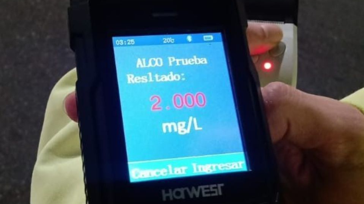  El conductor dio 2.0 en el test de alcoholemia, superando tres veces el máximo permitido, pero se dio a la fuga dejando los papeles del auto y a su pareja.
