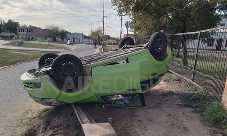 Volcó un automovilista en la curva Richieri, de Santo Tomé. Volcó un automovilista en la curva Richieri, de Santo Tomé.