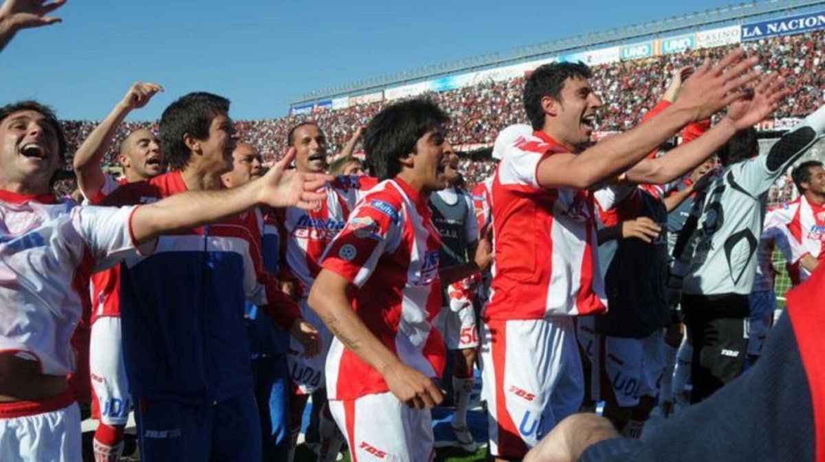 El plantel de Unión festeja el triunfo ante Colón en el Clásico luego de 22 años en condición de visitante.