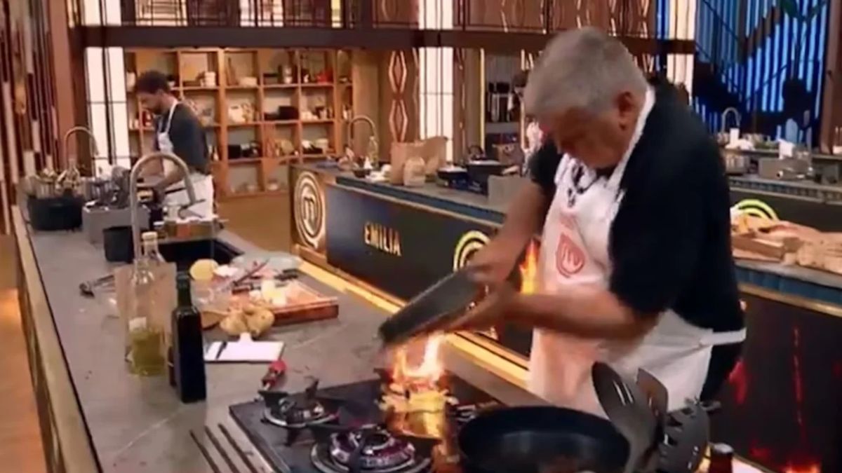 Luis Ventura se quemó en MasterChef Celebrity y continuó cocinando sin perder el humor.