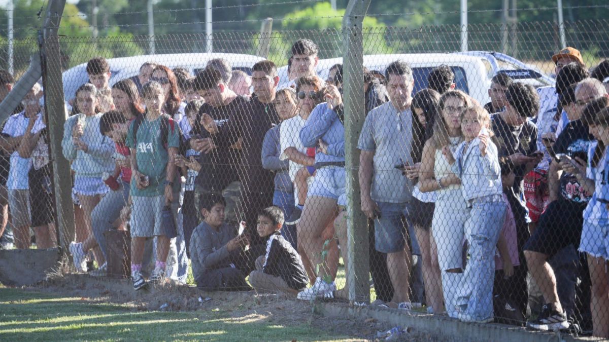 Los fan&aacute;ticos esperan la llegada de Messi en el aeropuerto de Sauce Viejo.
