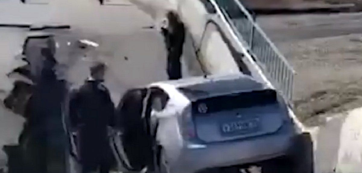 Videos: pasaba en auto, se derrumbó el puente y lo filmó con su celular