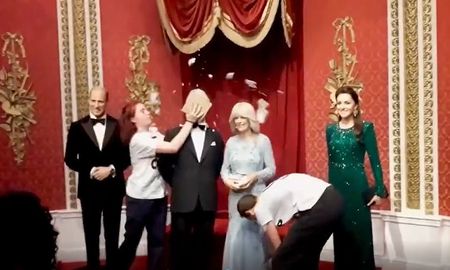 La estatua del rey Carlos III está en el museo Madame Tussauds, en Londres, y se encuentra acompañado de la figura de su esposa Camila. La estatua del rey Carlos III está en el museo Madame Tussauds, en Londres, y se encuentra acompañado de la figura de su esposa Camila.