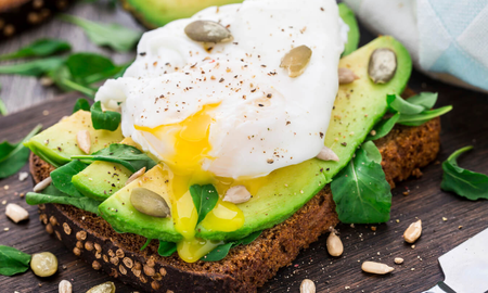 El Día Mundial del Huevo, celebrado cada segundo viernes de octubre, destaca la importancia de este alimento por sus beneficios nutricionales y su relevancia en la dieta.