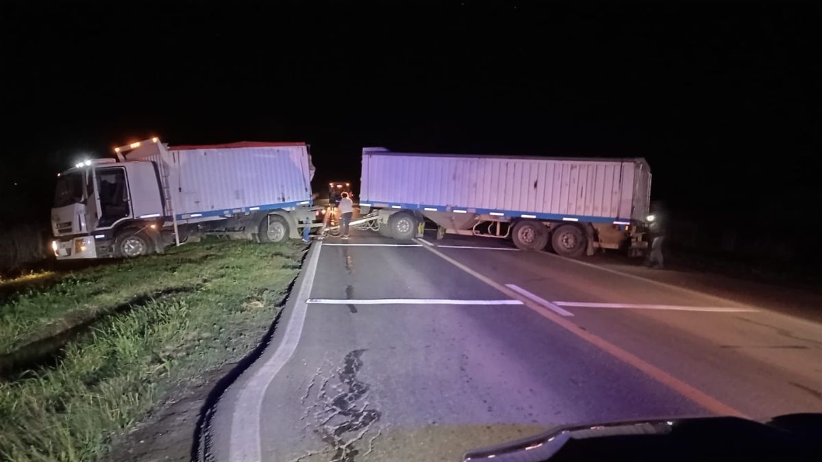 El vehículo quedó atravesado cerca del cruce con Ruta 34